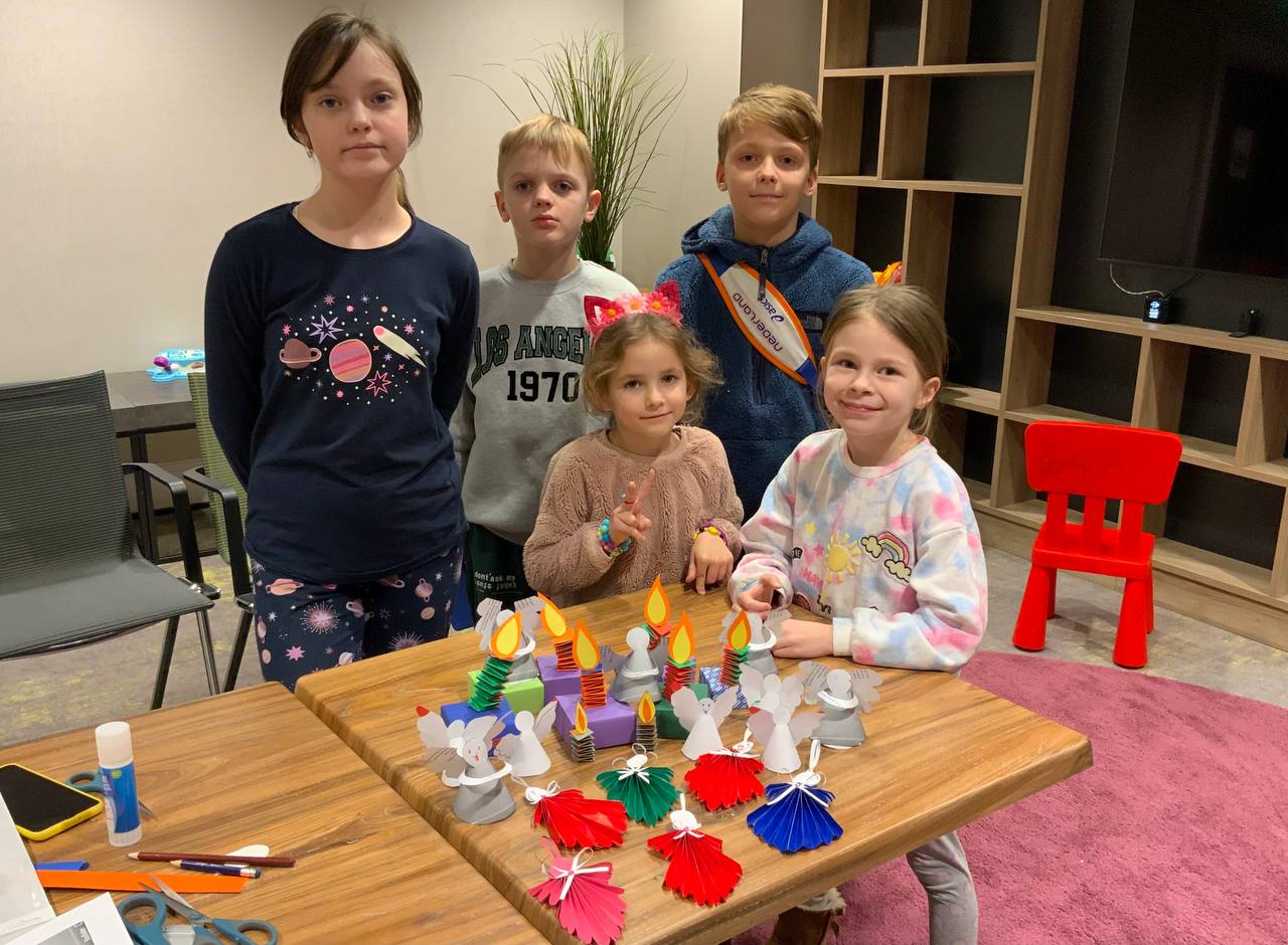 Ukrainian refugees children are making crafts