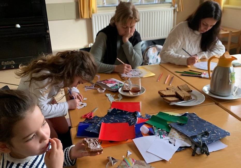 Craft classes for Ukrainian refugees children